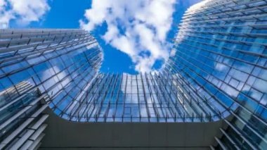 Zaman atlaması, cam kaplı bir gökdelene bakmak...