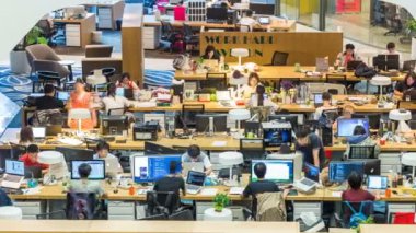 Ofis odasının zaman aşımına uğraması ve masalarının başında çalışan insanların olması.