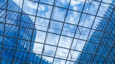 Zaman atlaması, cam kaplı bir gökdelene bakmak...