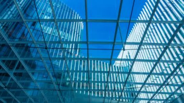 Zaman atlaması, cam kaplı bir gökdelene bakmak...