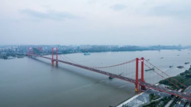 Wuhan şehrinin zaman çizelgesi. Panoramik gökyüzü ve binalar.