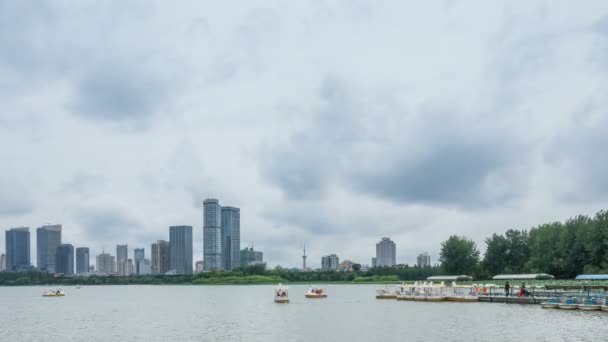 Проміжок Часу Горизонту Місті Нанджинг Озером Кюаньву Китай Хмарний День — стокове відео