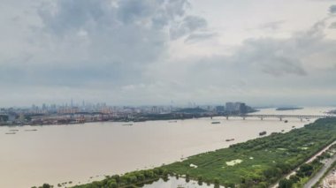 Zaman atlamalı yangtze Nehri manzarası nanjing city, Çin, bulutlu gün, gün batımı