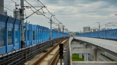 Çin 'de metro trenine giriş çıkış yapan yolcuların zaman aşımı.,