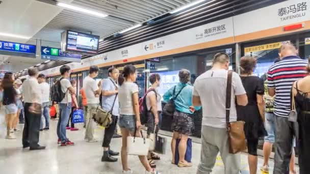 Caducidad Los Pasajeros Que Entran Salen Tren Subterráneo China — Vídeo de stock