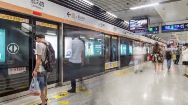 Çin 'de metro trenine giriş çıkış yapan yolcuların zaman aşımı.,