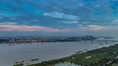 Zaman atlamalı yangtze Nehri manzarası nanjing city, Çin, bulutlu gün, gün batımı