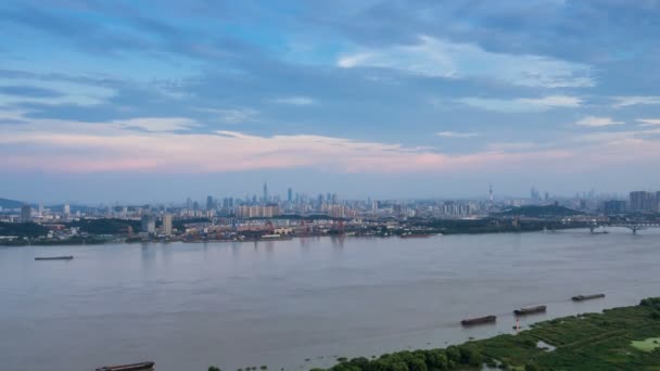 Tidsfördröjning För Yangtzefloden Silhuett Staden Nanjing Kina Molnig Dag Solnedgång — Stockvideo