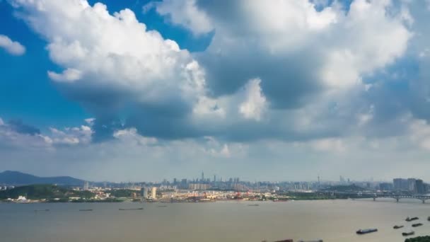 Tidsfördröjning För Yangtzefloden Silhuett Staden Nanjing Kina Molnig Dag Solnedgång — Stockvideo