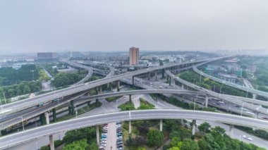 Nanjing Otoyolu kavşağında trafik yoğun.