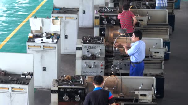 Nanjing 2017 Junio China Trabajador Chino Está Trabajando Máquina Herramienta — Vídeo de stock