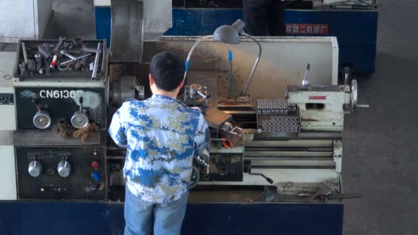 Nanjing 2017 Ιούνιος Κίνα Κινέζοι Εργαζόμενοι Εργάζονται Εργαλειομηχανές Στο Εργοστάσιο — Αρχείο Βίντεο
