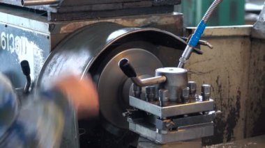 Çelik sondaj, yavaş çekim. Matkap, metali işliyor, şekli kesiyor. Çin ya da yeraltı fabrikası