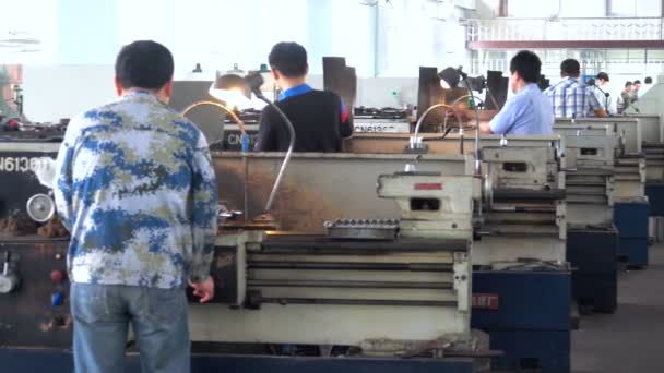 中国工人正在工厂加工机床 — 图库视频影像