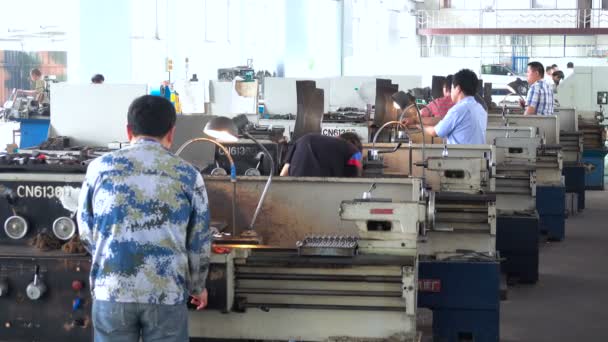 Нанкин 2017 Июнь Китай Китайский Рабочий Работает Над Станком Заводе — стоковое видео