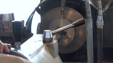 Çelik sondaj, yavaş çekim. Matkap, metali işliyor, şekli kesiyor. Çin ya da yeraltı fabrikası