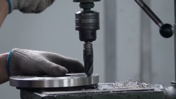 Borrstål Långsamma Rörelser Borrmaskin Bearbetar Metallen Skär Formen Kinesisk Fabrik — Stockvideo