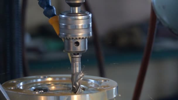 Borrstål Långsamma Rörelser Borrmaskin Bearbetar Metallen Skär Formen Kinesisk Fabrik — Stockvideo