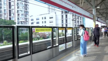 Metro istasyonu kalabalık.