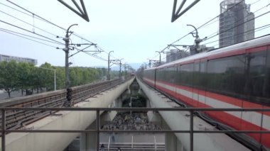 Metro istasyonu kalabalık.