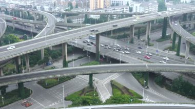Şehirdeki otoyol ve üst geçidin havadan görüntüsü