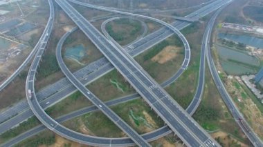 Şehirdeki otoyol ve üst geçidin havadan görüntüsü