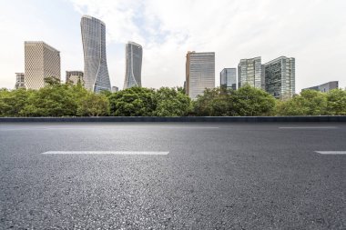Panoramik ufuk çizgisi ve boş yolu olan modern iş binaları
