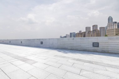 Panoramik ufuk çizgisi ve boş yolu olan modern iş binaları