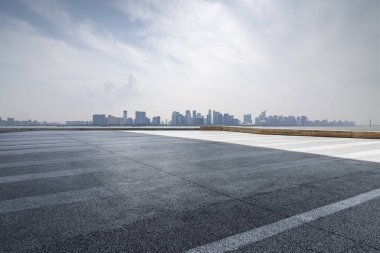 Panoramik ufuk çizgisi ve boş yolu olan modern iş binaları