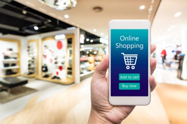 Akıllı telefon kadın elinde online alışveriş. Alışveriş merkezinde ba