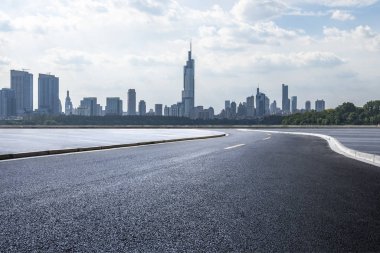 Panoramik ufuk çizgisi ve boş yolu olan modern iş binaları