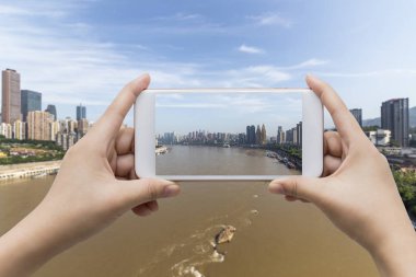 Şehir geri ile boş ekran akıllı telefon tutan işadamı el