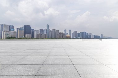 Panoramik ufuk çizgisi ve boş yolu olan modern iş binaları