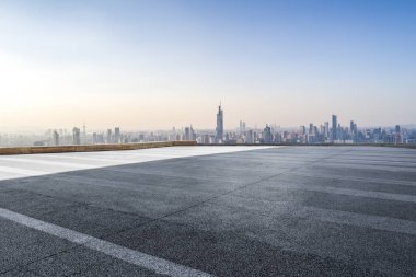 Panoramik ufuk çizgisi ve boş yolu olan modern iş binaları