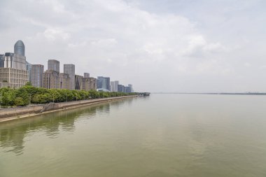 modern iş binaları ve şehir manzarası