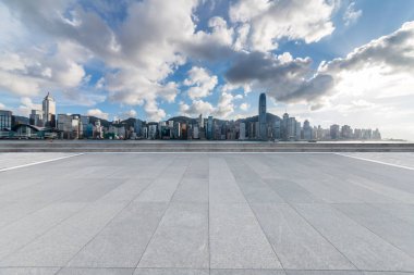Panoramik ufuk çizgisi ve boş yolu olan modern iş binaları