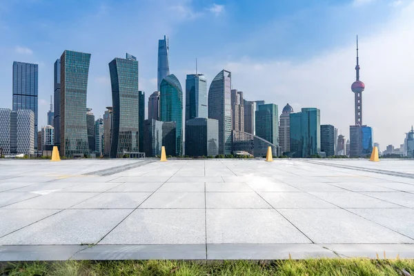 Skyline panoramique et immeubles de bureaux modernes avec vide — Photo