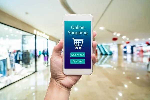 Akıllı telefon kadın elinde online alışveriş. Alışveriş merkezinde ba — Stok fotoğraf