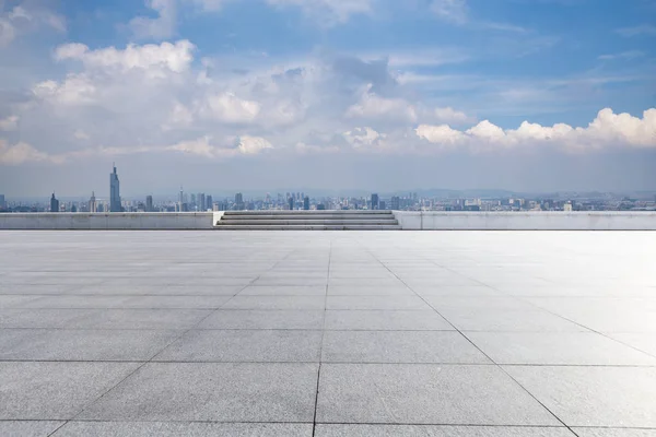 Skyline Panorámico Modernos Edificios Oficinas Negocios Con Camino Vacío — Foto de Stock