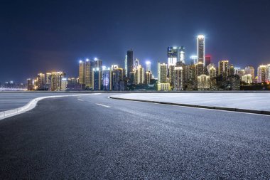 Panoramik silüet ve modern iş ofisi binaları