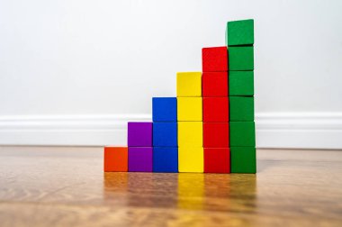 Yerdeki renkli ahşap blokların yakın plan görüntüsü