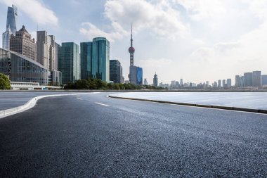 Panoramik silüet ve modern iş ofisi binaları