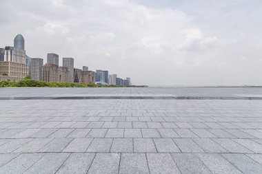 Panoramik ufuk çizgisi ve boş yolu olan modern iş binaları