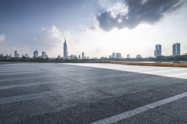 Panoramik silüet ve modern iş ofisi binaları