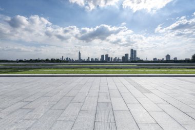 Panoramik ufuk çizgisi ve boş yolu olan modern iş binaları