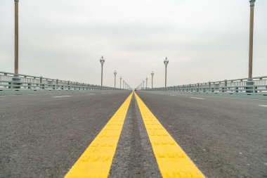 Panoramik ufuk çizgisi ve şehirde boş yol 