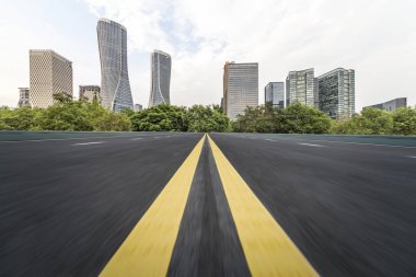 Panoramik ufuk çizgisi ve boş yolu olan modern iş binaları
