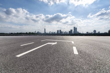 Panoramik ufuk çizgisi ve boş yolu olan modern iş binaları