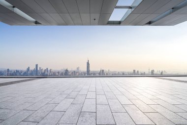 Panoramik ufuk çizgisi ve boş yolu olan modern iş binaları