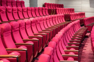 Sinema salonundaki kırmızı koltuklar.